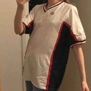  - Fin champion t-shirt i storleken XL, jag är XS och såhär stor är den på mig. 