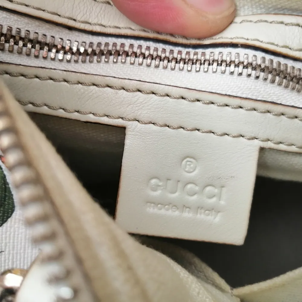 Gucci Boston handbag Medium Vintage,     very good condition (look the photos) no dustbag, no long handle, size 31x24cm, handle 13cm. Write me for more info. Accessoarer.