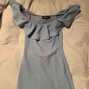  - Superfin off shoulder klänning från Nelly i storlek s, insydd något i midjan för att framhäva figuren! Slutar en bit under rumpan. Använd vid ett tillfälle☺️