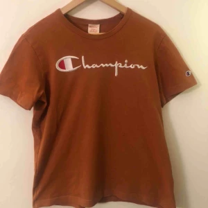  - Snygg tisha från Champion i storlek S, broderat märke. Använd väldigt få gånger så inga hål eller andra saker på den. Köpare för frakt :)