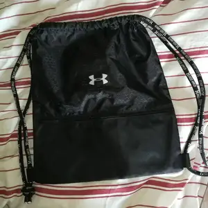 Säljes en Under Armour Gympapåse, aldrig använd, den är ganska stor o väldig användbar 👍