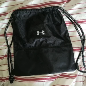  - Säljes en Under Armour Gympapåse, aldrig använd, den är ganska stor o väldig användbar 👍