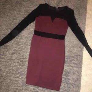  - Rödvin Klänning från HM , storlek 34. 
