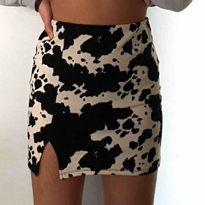  - Nytt skick, endast använd en gång. Väldigt högmidjad!Går att rulla upp midjebandet så den blir kortare (såsom jag gjort på bilden). Annars är den längre om man vill ha den så:) Den är heller inte alltför tight, sitter bekvämt. Möts upp i Stockholm 💓