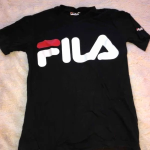  - Nästan helt oanvänd Fila tröja! Frakt tillkommer ✨