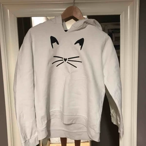  - As snygg hoodie från Karl Lagerfeld👚 Storlek M men funkar bra för mig som är XS/S😁 Säljer pga använder inte längre. Tröjan går inte att köpa längre🥰 300 med frakt😃 Möts inte upp😢