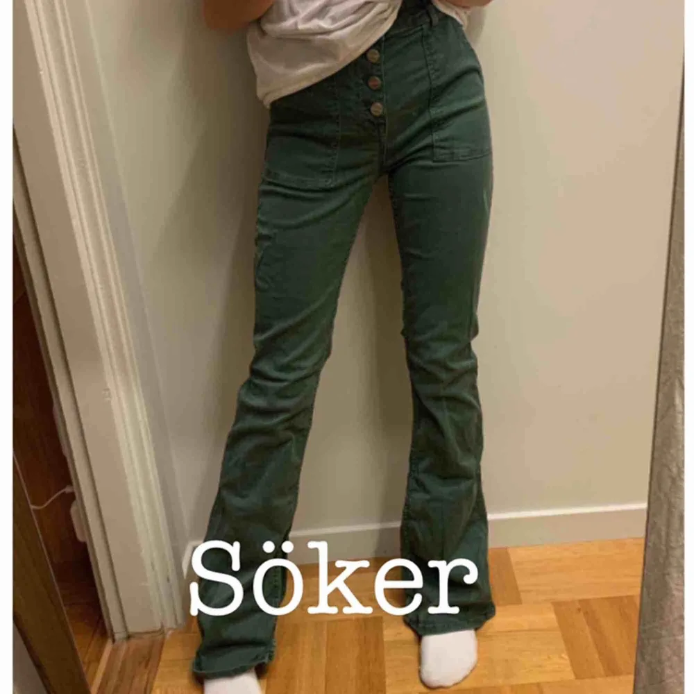 Jag söker dessa zara jeans i grått i storlek 34! Om något har de och är intresserade att sälja kontakta mig och så kommer vi överens om ett pris. Jeans & Byxor.