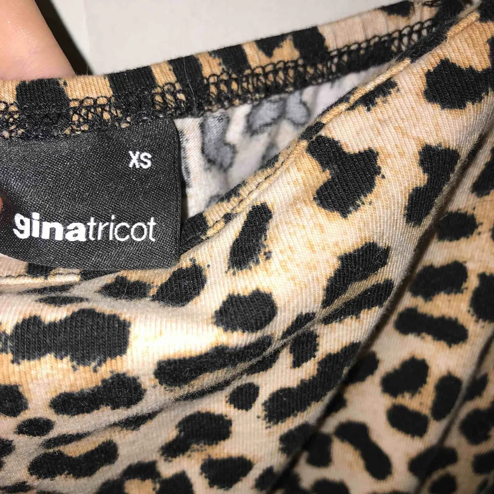Superfin tight leopardmönstrad klänning från ginatricot🔥Går precis över knäna på mig som är 1,60! Aldrig använd, inga defekter. Säljs då den inte kommer till användning! Frakt 36kr. Klänningar.
