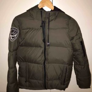  - Helt ny dbrand/eskimå jacka köpt från förra året knappt använt den.Inga skador på jackan. Orginalpris:2000kr