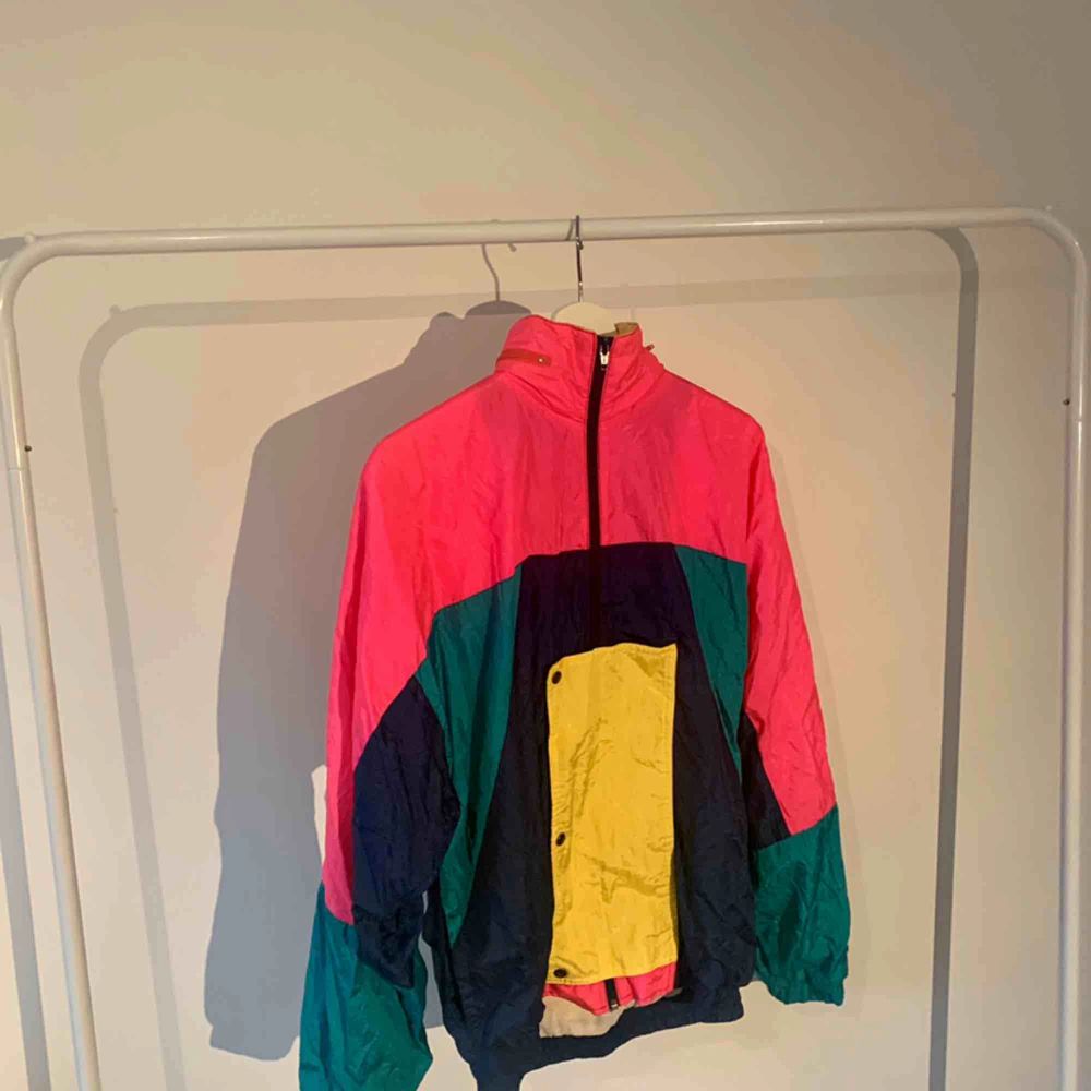 This is a colorful retro jacket, it’s not too warm but you can always just layer up :) and it’s machine washable friendly . Jackor.