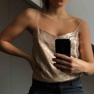  - Paljettlinne med spaghetti straps och supersnygg korsning i ryggen! Fraktar eller möter upp 😃