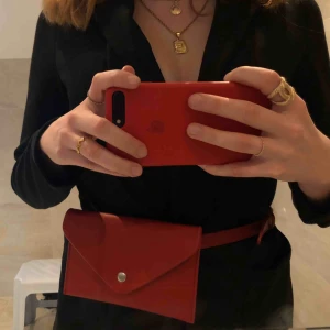  - röd magväska, använd en gång. Ordpris 299kr. Köparen står för frakt 