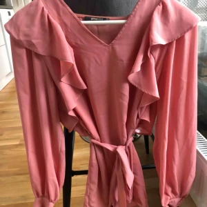  - Super fin Rosa blus med snöre i midjan. Snöret är avtagbart!