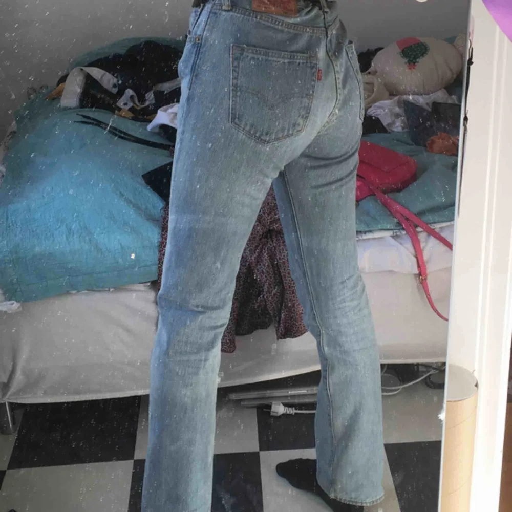 Ett par perfekta jeans från levis, lite utsvängda och så snygga i rumpan, väldigt långa de är w 30 och L34, vilket är väldigt snyggt!!! Köpta på second hand för 499 och helt felfria:). Jeans & Byxor.