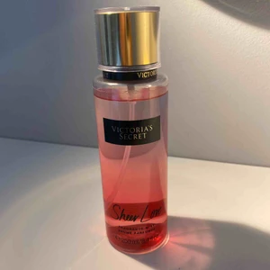 Body mist - Sheer Love body mist från Victoria Secret. Använt fåtal gånger. Lukter jätte gott men har en massor med andra som jag måste göra slut på. 💙 
