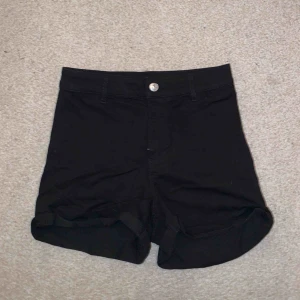  - Ett par svarta högmidjade shorts med mycket stretch aldrig använt 
