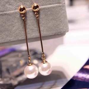  - Nya vackra långa DroppÖrhängen med STORA syntetiska söttvattens pärlor. Längd:8CM * leveras inplastade * Gåva medföljer bjuder självklart på en glittrig etuiet,se bilder 