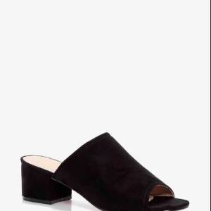  - Klackskor/sandaler från Boohoo i storlek 39. Använda en gång. Höjd 5 cm.   Kan fraktas mot kostnad, finns i Uppsala 