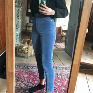  - Blå manchesterbyxor från BikBok i storlek 34! Väldigt bra skick. Säljer då de är lite utanför min comfort zone. Pris 100 kr + frakt