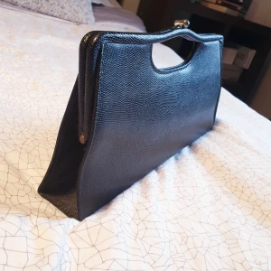  - Hård svart väska.  Ca 40 cm bred (ögonmått)  Skickas (max 37kr frakt) eller möts i Göteborg.