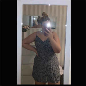  - Fin mönstrad klänning från H&M. Är storlek 44 men skulle säga att den passar M. Frakt tillkommer på 33kr. 