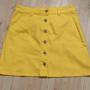  - Jättefin gul jeanskjol, lite mjukare jeanstyg. Aldrig använd, nypris 300kr. Frakt tillkommer på 44kr. 
