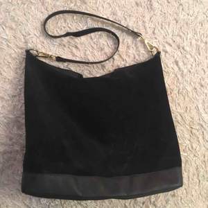 Rymlig svart väska i mockaimitation från Zara. Säljes för 150 kr i kl. frakt. 