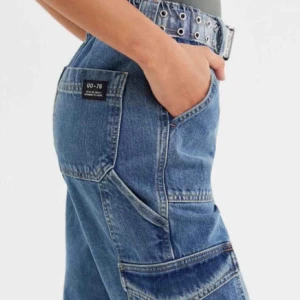  - Helt oanvända jeans från Urban outfitters i storleken 24/32, köpta för 600kr