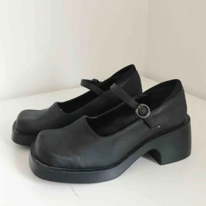  - Svarta skor med högplatå från TroppaKlack: ca 6 cm Inga slitningar 