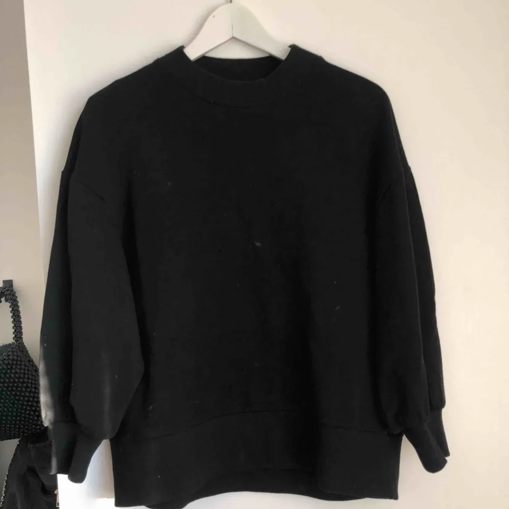 Vanlig svart sweatshirt från Asos i storlek 36! Använd men fortfarande i bra skick. Köparen står för frakten . Tröjor & Koftor.