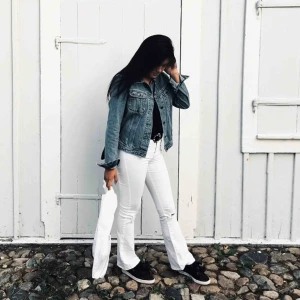  - Vita bootcut jeans med slitning vid knäna. Från bikbok i storlek S. Högmidjade.