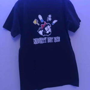  - svart t-shirt med skitsnyggt tryck! helt oanvänd 