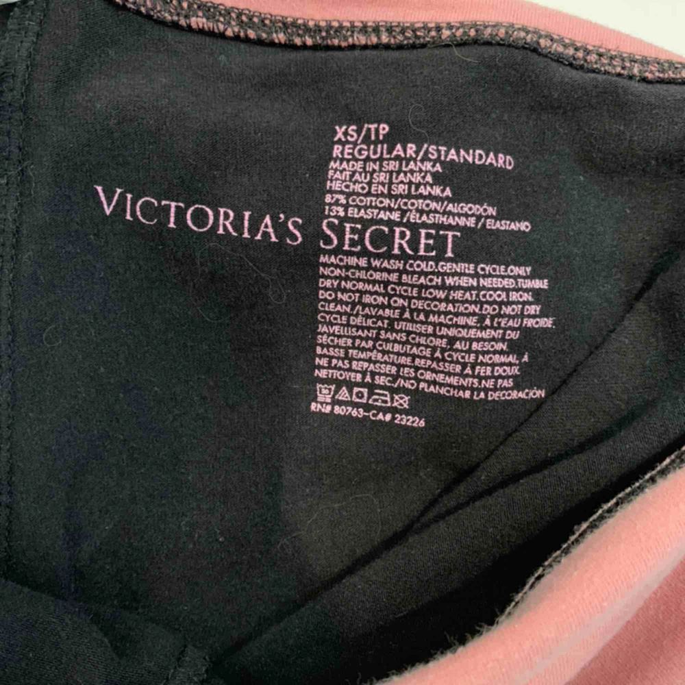 Ett par mysiga sköna tights från Victoria’s secret med en rosa mudd med guldiga vingar på baksidan.  Köparen står för frakt . Jeans & Byxor.
