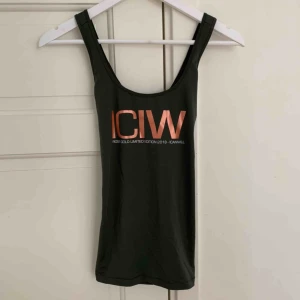  - Limited Edition ICANIWILL träningslinne. Aldrig använd (prislapp kvar) militär grön med roséguld text Storlek S