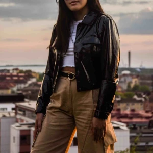  - Stilren svart lackjacka från NAKD. I storlek 38, bra passform & i mycket fint skick!