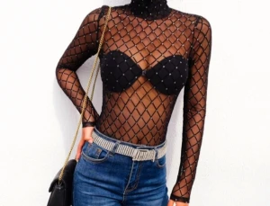 Svart meshbody - Meshbody! Polokragen upptill träs över huvudet med hjälp av sin stretch-tröjöppningen är liten men töjs och går över precisligt, sedan sitter bodyn jättebekvämt på❤Märke: ibellebuy. St.M men funkar även på mig med S-beror på föredragen passform.