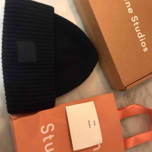  - Säljer denna fina acne mössa i modellen pansy i marinblått!700kr! (Priset kan diskuteras!)