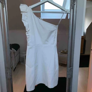  - Vit studentklänning i fint skick från Zara. Storlek XS.  Kan skickas mot frakt, via posten 55:-