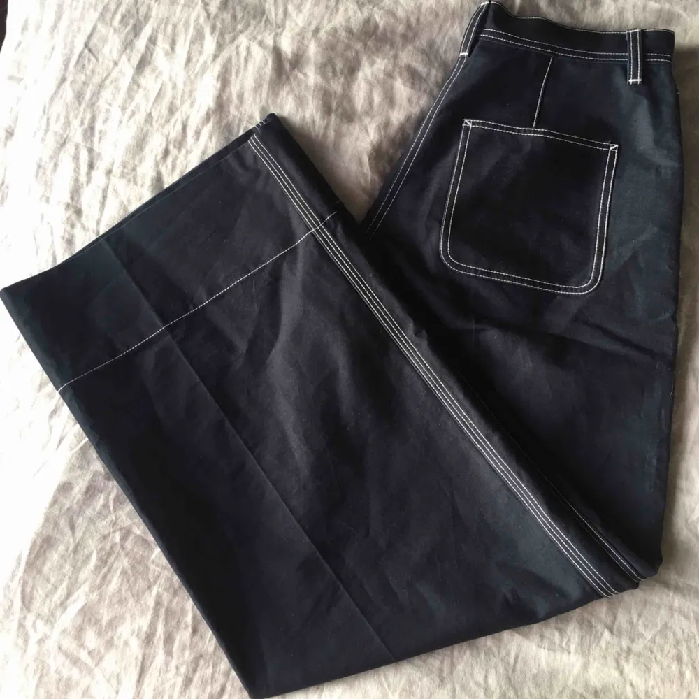 Blåa ”worker trousers” från Arket! Superhärliga och vida i benen. Knappt använda, kan mötas i Stockholm eller skicka. . Jeans & Byxor.