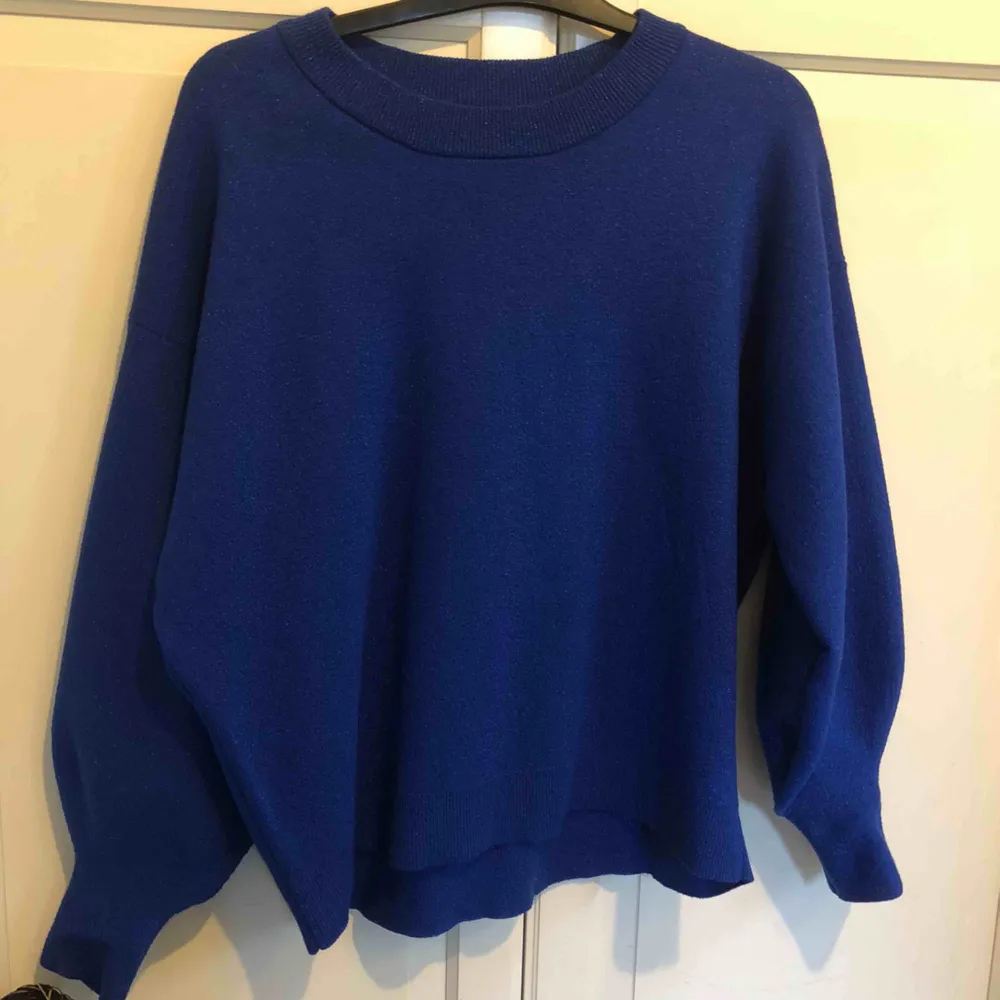 Superfin stickad tröja från H&M i en kungsblå färg med lite glitter. Använd två gånger så den är som ny! Frakt ingår i priset!💙. Tröjor & Koftor.