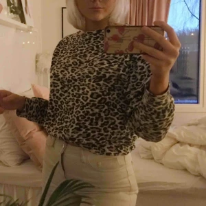  - Väldigt söt Leo tröja ,använt  väldigt några gånger  Säljer den för 100 kr + frakt 