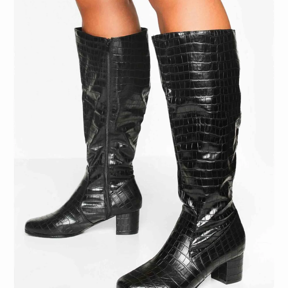 Knee boots från boohoo som blev beställda i fel storlek, helt oanvända men hann inte skickas tillbaka, pris kan diskuteras💕. Skor.