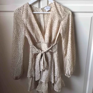  - Så HIMLA FIN playsuit, köpte på Plick men va tyvärr för liten 😭😭 tkr den är så så fin. Nyskick. Hjälp den hitta ett nytt hem där den kommer till användning och gör sig rätta 😫💓