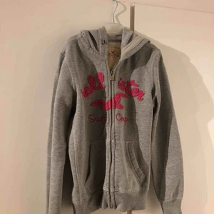  - En grå hollister tröja.