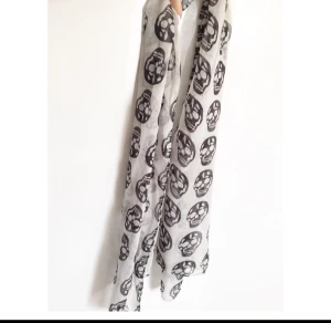  - Scarf med döskalle mönster. 