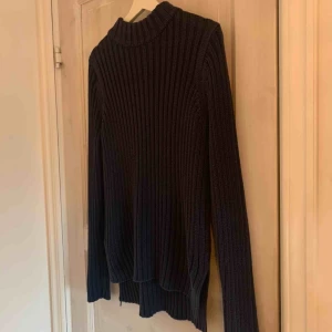  - En marinblå tjocktröja, lite längre i modellen och har högre krage! Ordentlig i materialet 