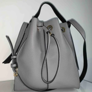 Grå rymlig väska - Säljer denna fina väska från Zara. Super snygg grå färg med guldiga detaljer. Smidig men rymmer mycket. Nästintill oanvänd så den är i nyskick! Köparen står för frakten💛💛