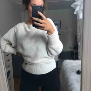  - Superfin vit stickad tröja från NAKD, väldigt bra skick. Lite ”bred” i halsen så man kan dra den åt sidan om man vill ha mer off shoulder. Köparen står för frakten!😁