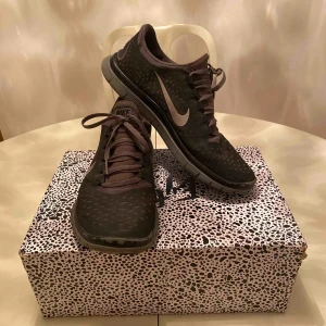  - Säljer mina nike free run 3.0 som jag köpte för ett antal år sedan men som fortfarande är i relativt fint skick.😃 Köpare står för frakt.👍🏽