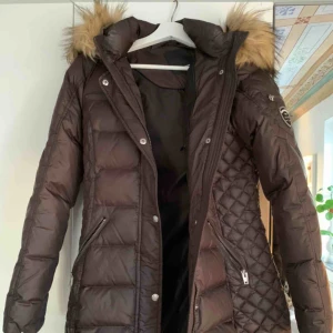  - Perfekt vinterjacka från rockandblue i en chokladbrun färg samt med fakepäls Använd ett fåtal gånger.  Är i bra skick dock lite sminkfläckar vid kragen, som säkert går att ta bort. ☺️  Ny pris: 2800kr, Frakt ingår Vid intresse kan fler bilder skickas! ❄️